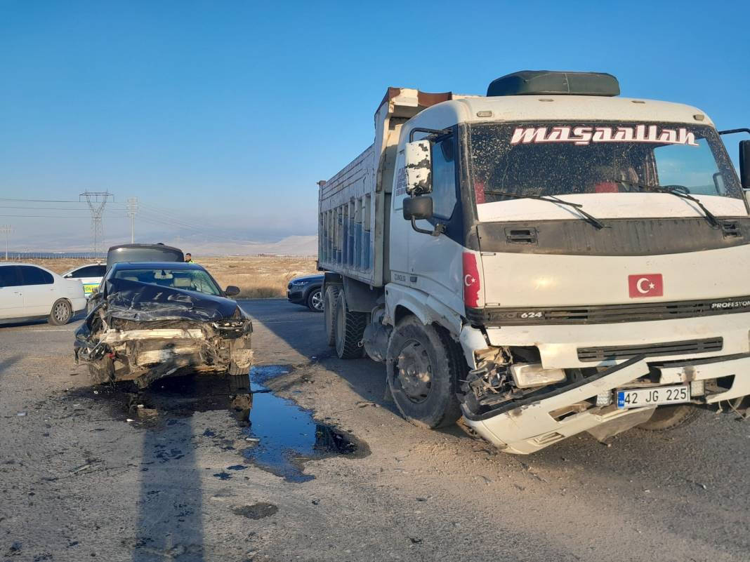 Konya'da feci kaza! Otomobil demir yığınına döndü 2